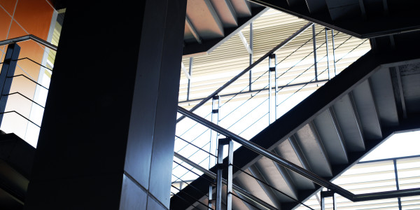 Pintar Fachadas de Empresas / Negocios / Locales Comerciales en Parla · Pintado de Escaleras